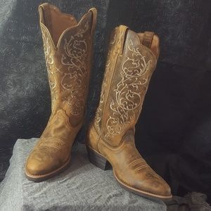 Twisted embroidered cowboy boots size 6.5